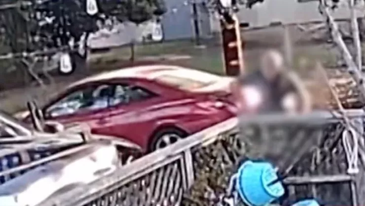 Ataque con arma blanca contra un abuelo y su nieta en Los Ángeles quedó grabado en video