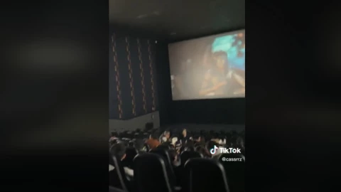 Descubren a pareja en actos indecentes en función de Avatar 2