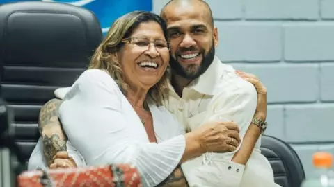 “Me quitaron la sonrisa”: Madre de Dani Alves comparte triste mensaje