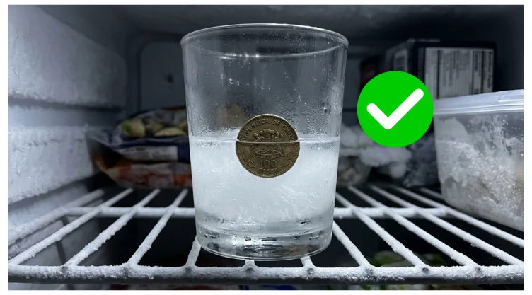 vaso de agua moneda congelador