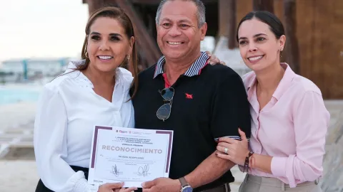 Protectores de tortugas marinas en Cancún son reconocidos por el gobierno de Quintana Roo