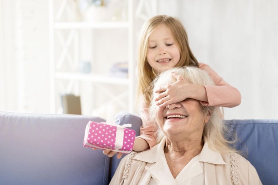 chica-sorpresa-abuela_23-2148570495.jpg
