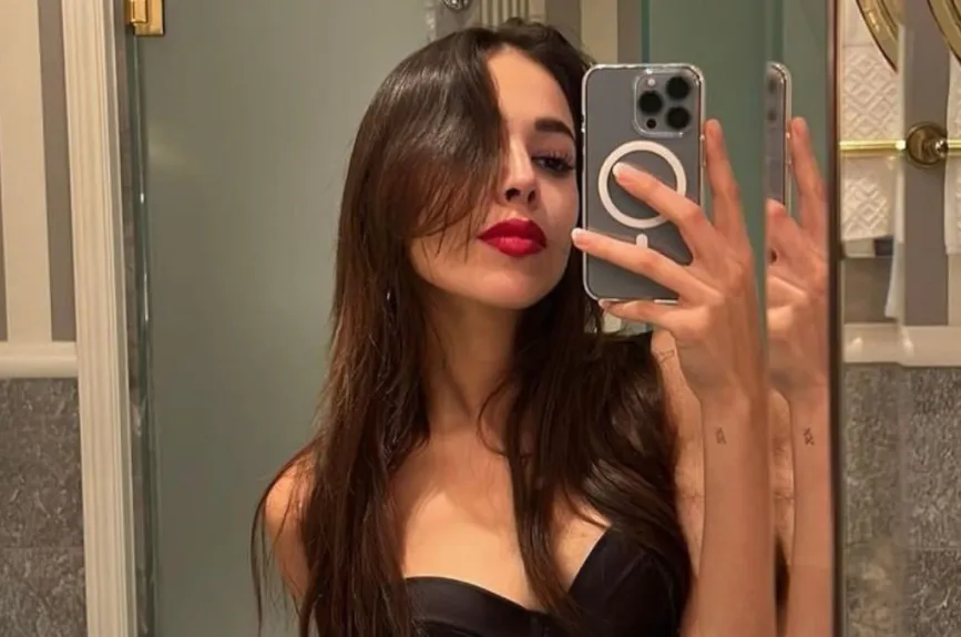 Danna Paola foto en espejo.jpg