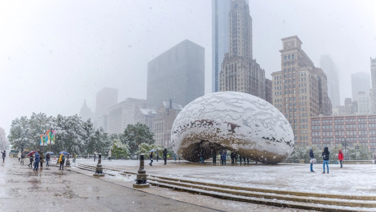 Nieve sobre la icónica estructura de The Bean en Chicago