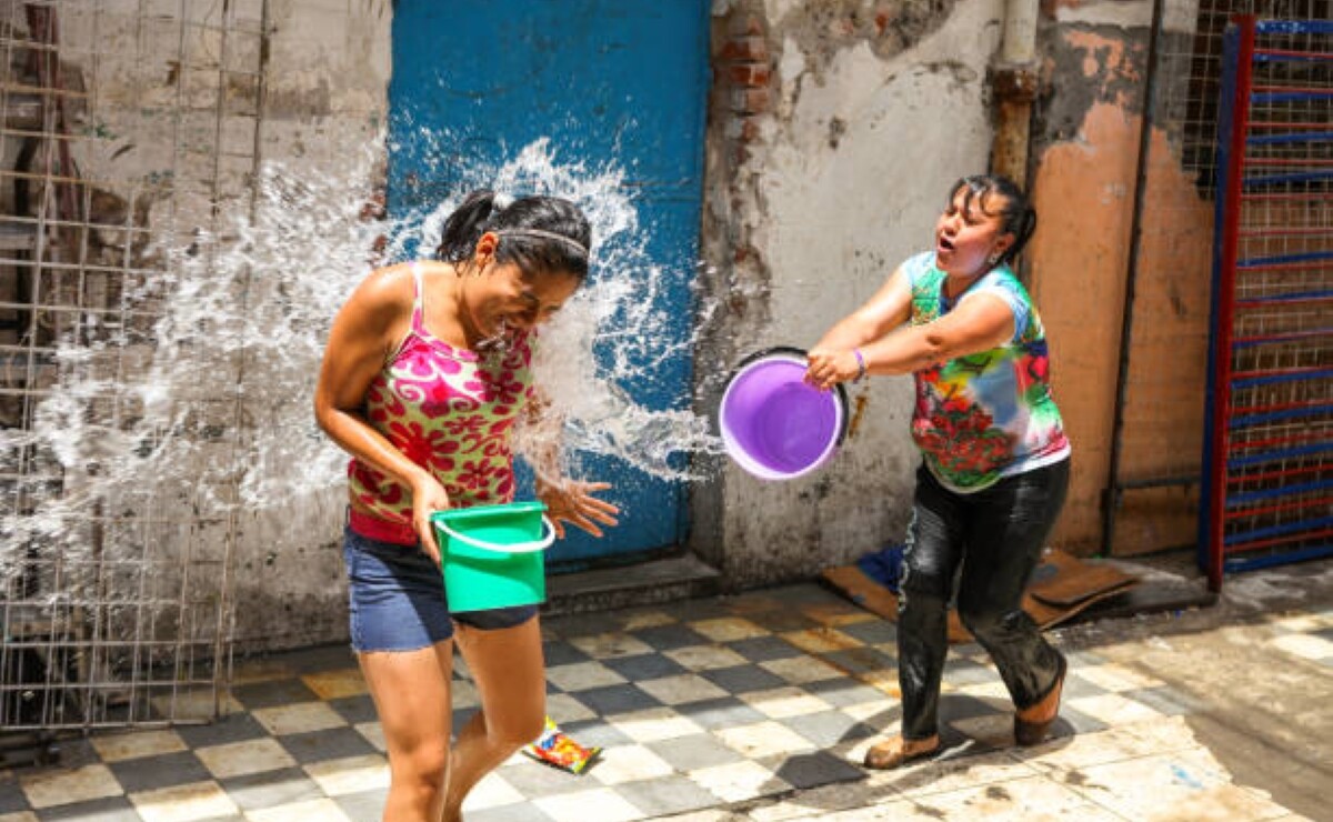 Por qué la gente acostumbra mojarse en Sábado de Gloria