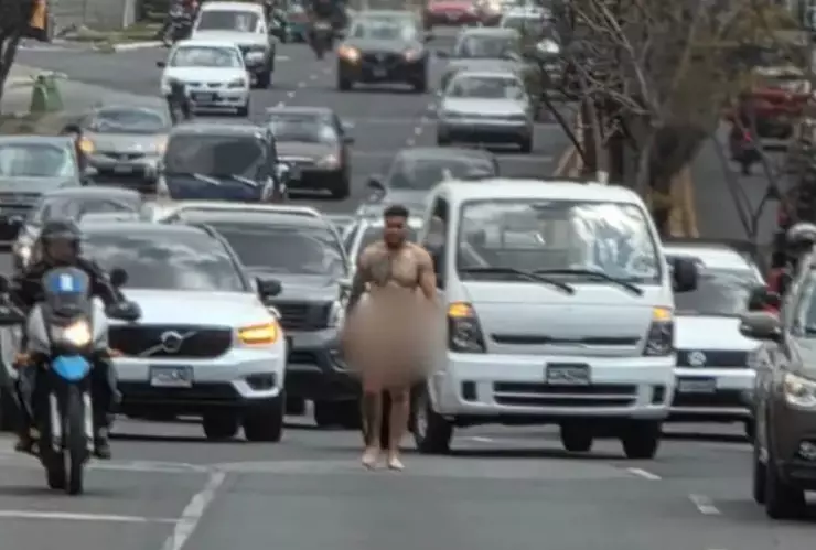 hombre desnudo caminando por Cayalá