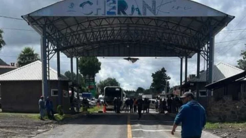 Tragedia en Cherán, Michoacán_ Criminales abaten a comuneros en ataque armado. En la imagen se observa a grupo de comuneros en entrada a Cherán, tras el tiroteo contra grupo armado.