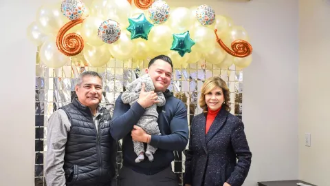 primer hombre soltero que adopta un bebe en mexico.jpg