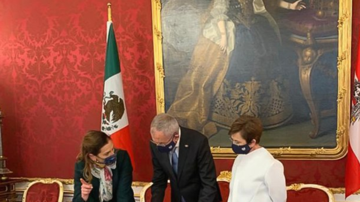 penacho-moctezuma-austria-amlo.jpg