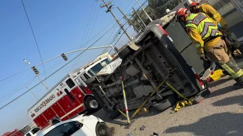 Choque y volcadura deja 10 Pasajeros de taxi de ruta lesionados en carretera libre Tijuana-Tecate