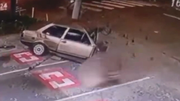 Impactante accidente en Brasil: un auto se parte en dos en Sao Pablo, pero sus dos ocupantes salen sin heridas graves.