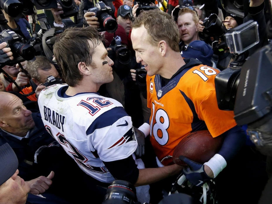 Peyton Manning, mariscal de Denver; Tom Brady, mariscal de los Pats