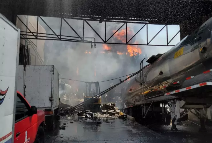 VIDEO: ¡FUERTES IMÁGENES! Así luce el incendio de una empresa en la Col. Álamo IndustrialC