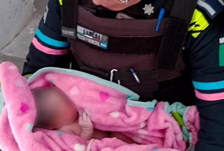 Policías municipales ayudan a mujer en labor de parto en la colonia Lomas de San Valentín, Puebla