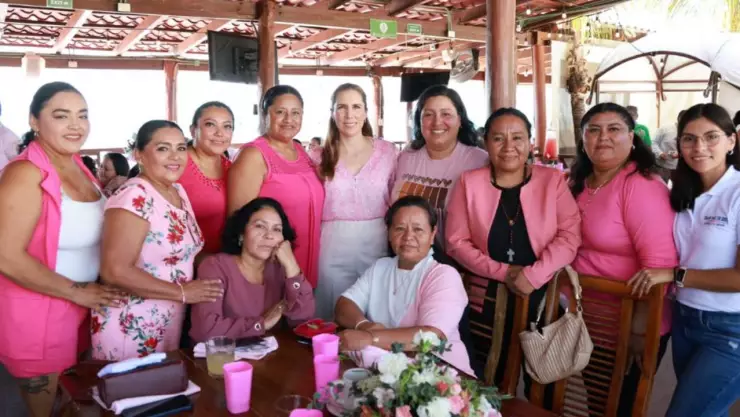 Atenea Gómez realiza desayuno del Tacón Rosa en Isla Mujeres; celebran lucha contra el Cáncer de Mama