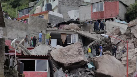 Inicia demolición de casas afectadas por desgajamiento del cerro del Chiquihuite