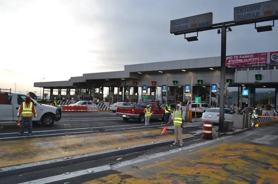 Empleados de Capufe aseguran que los maestros de la CETEG se llevan más de 200 mil pesos al botear en casetas