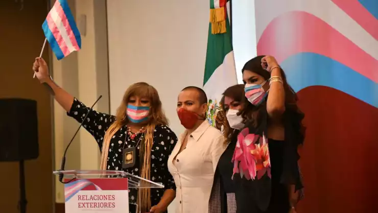Entregan primeras actas de nacimiento para personas trans fuera de México