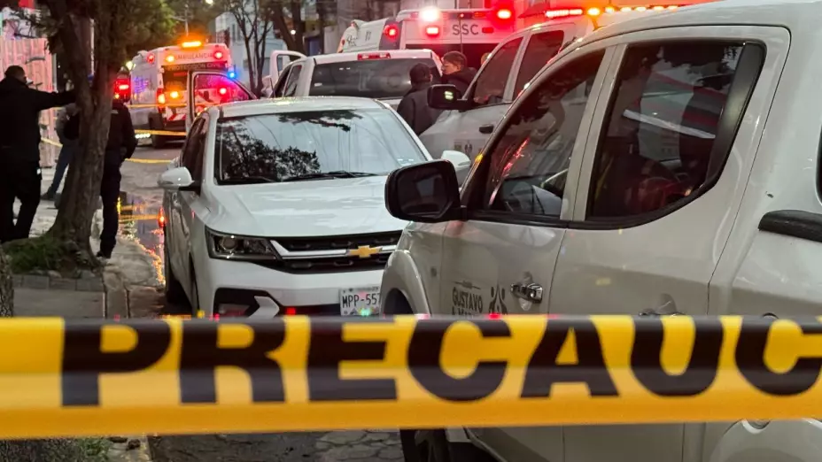 Derrumbe de obra en CDMX deja un trabajador sepultado.