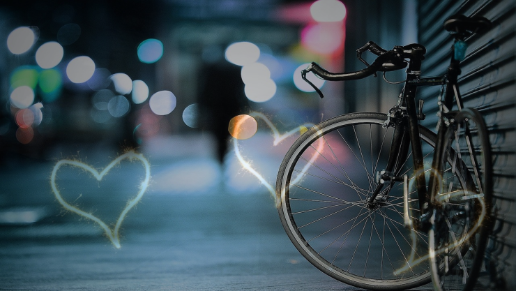 Bicicleta con tres corazones al centro de la imagen