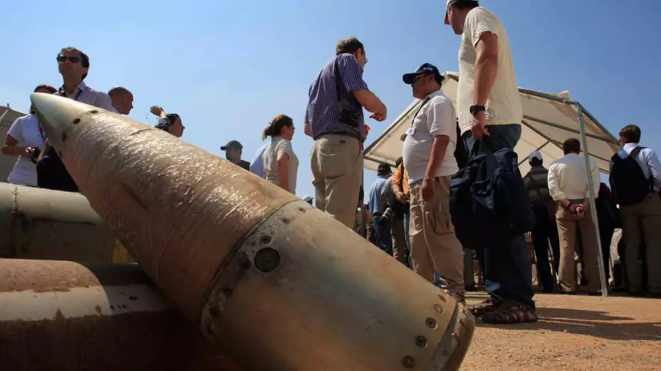 Bombas de racimo en una base militar en Nabatiyeh, Líbano.