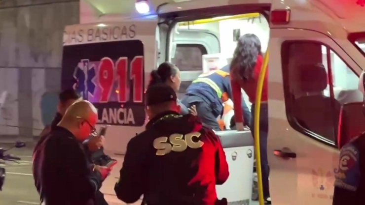 Madre e hijo sufren caída de cinco metros.