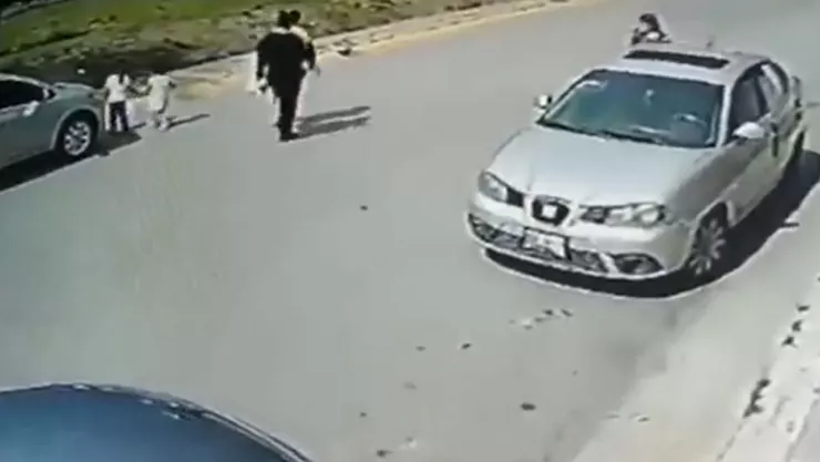 VIDEO: Mujer patea a niña en calle de Cuautitlán Izcalli