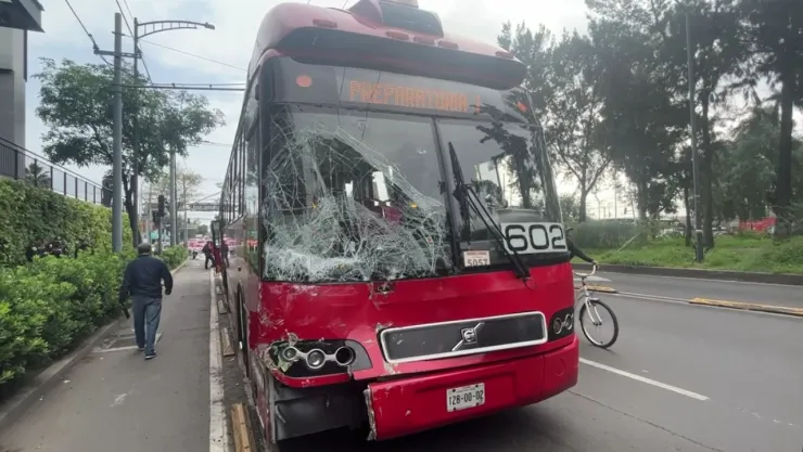 CDMX: Metrobús choca contra un microbús en Eduardo Molina y deja 10 heridos