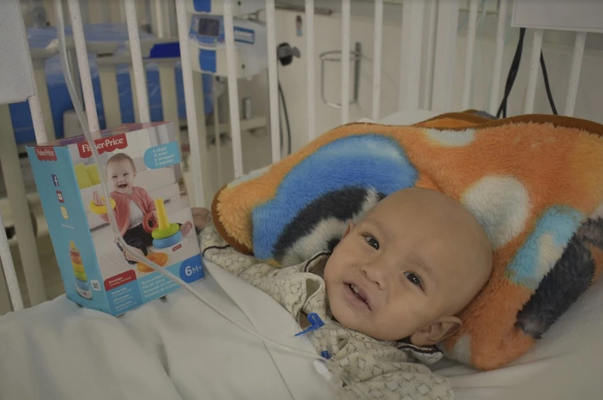 los pequeños del Hospital Pediátrico Moctezuma contagian esperanza al ver sus regalos