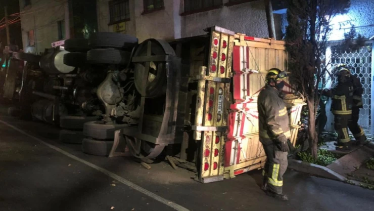 volcadura-camion-cdmx-alamos.jpg