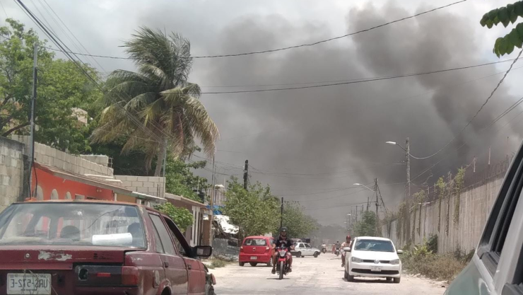 Complican acceso a bomberos para sofocar incendio en encierro de camiones en Cancún