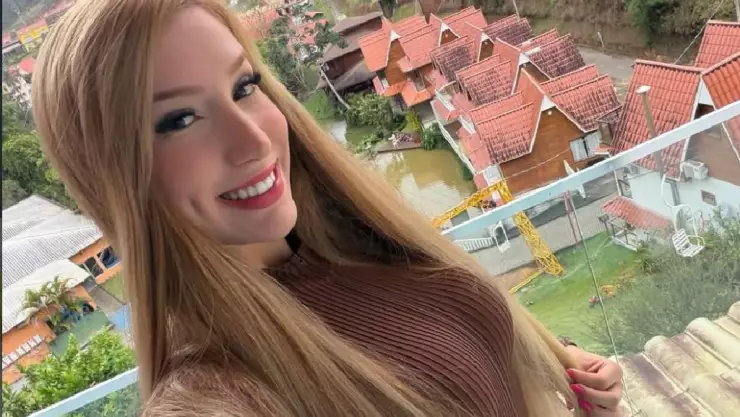 Influencer Isa Vale se quita la ropa tras discusión en el gimnasio.