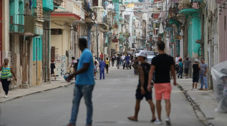 Personas en calles de La Habana, Cuba.