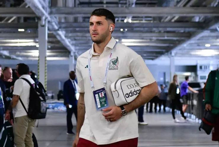 Santiago Giménez con la Selección Mexicana en su llegada al Allegiant Stadium