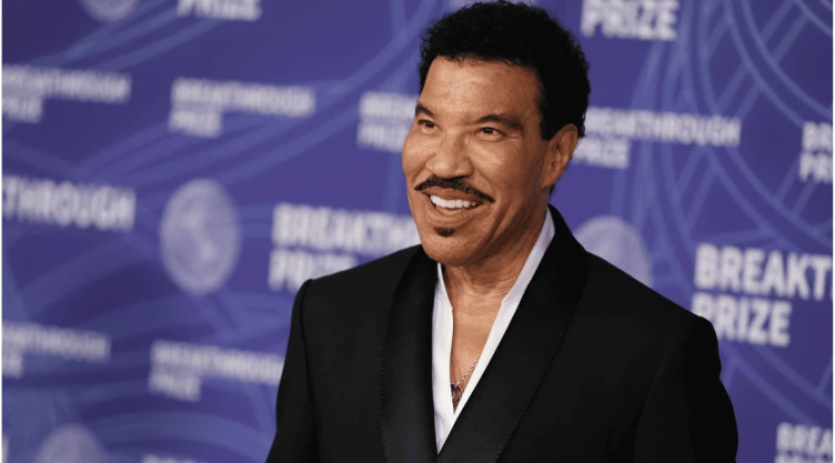 ¡Lionel Richie PREOCUPA a fans! Es hospitalizado después de concierto, y este es su estado de salud hoy 31 de agosto.png