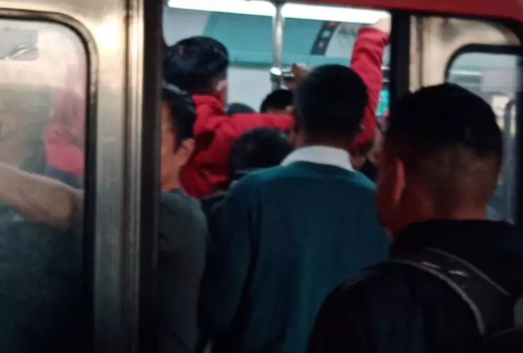 Usuarios del Metro CDMX reportan saturación y retrasos en Línea B