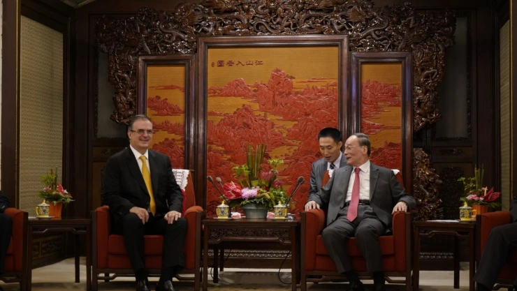 Ebrard visita China