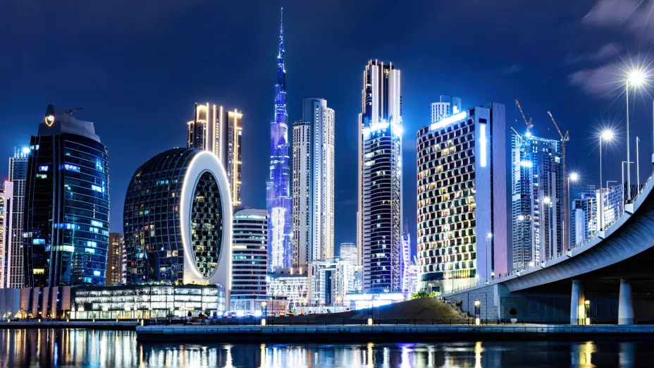 Hora feliz residentes y turistas Dubái impuesto al alcohol