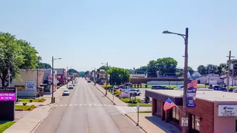 una bonita vista panorámica del pueblo a plena luz del día.