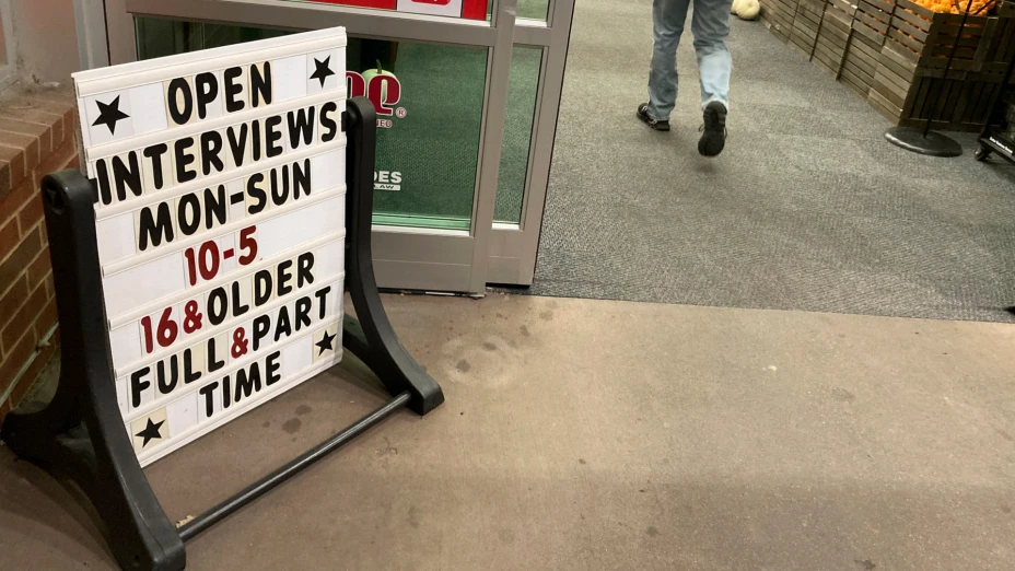 Cartel anunciando empleos en una tienda de Dakota del Sur, EU.