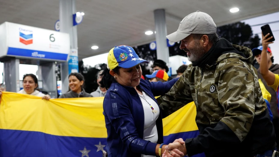 venezolanos-celebran-captura-nicolas-maduro-pareja-bailando-banderas-venezuela