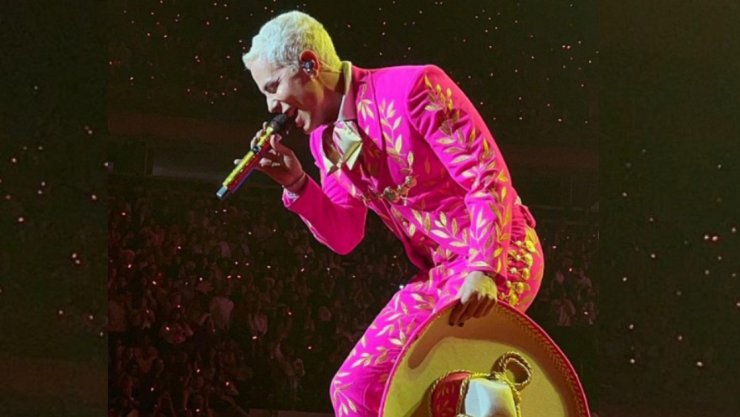 Critican a Christian Chávez por usar traje de charro rosa