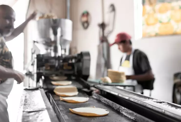 obreros en una tortillería