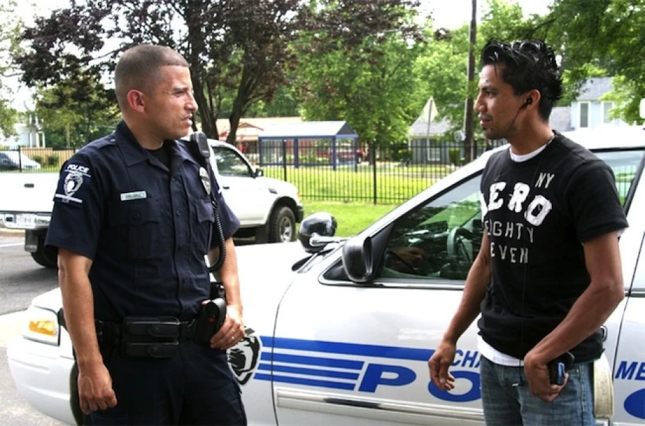 Agentes de Estados Unidos detienen a latinos para verificar estatus migratorio