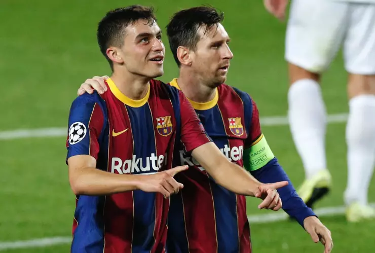 Pedri regresa en taxi a casa