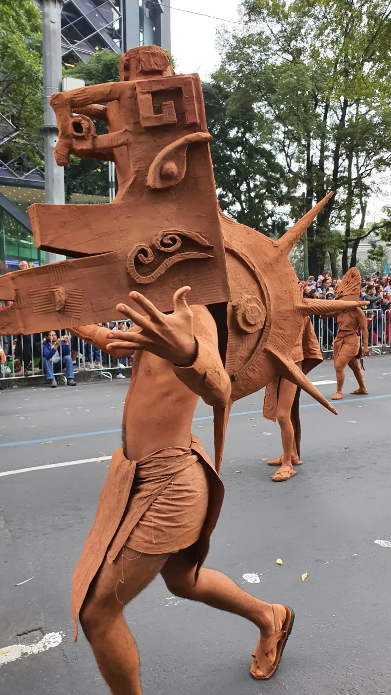 2 mil 500 artistas en acción, 11 carros alegóricos, 22 comparsas y diversos grupos de coreografías llenaron de alegría el corazón de la CDMX.