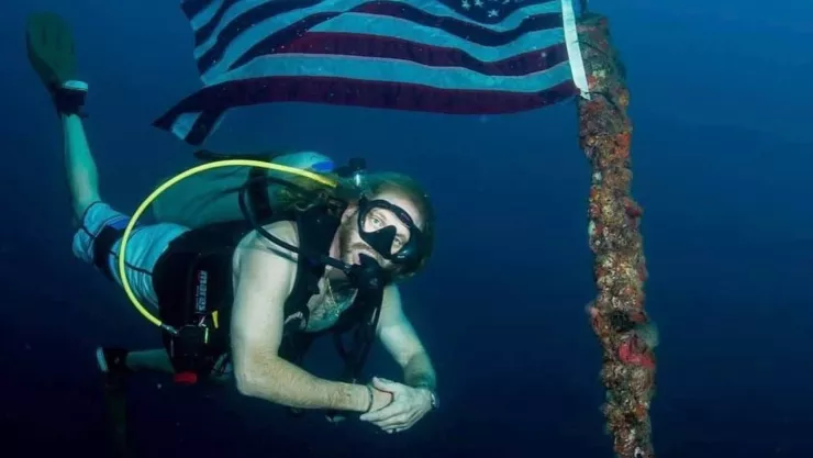 Científico de Florida vivió 100 días bajo el agua y rompe récord mundial