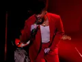 Bad Bunny de rojo.jpg