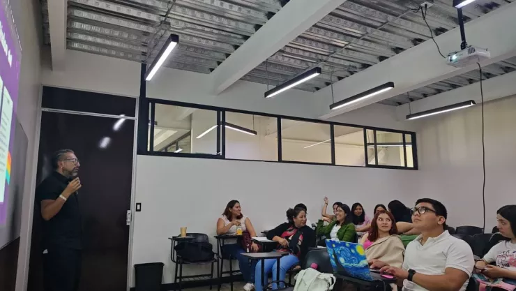 Estudiantes toman clases frente al pizarrón en la Universidad Rosario Castellanos.
