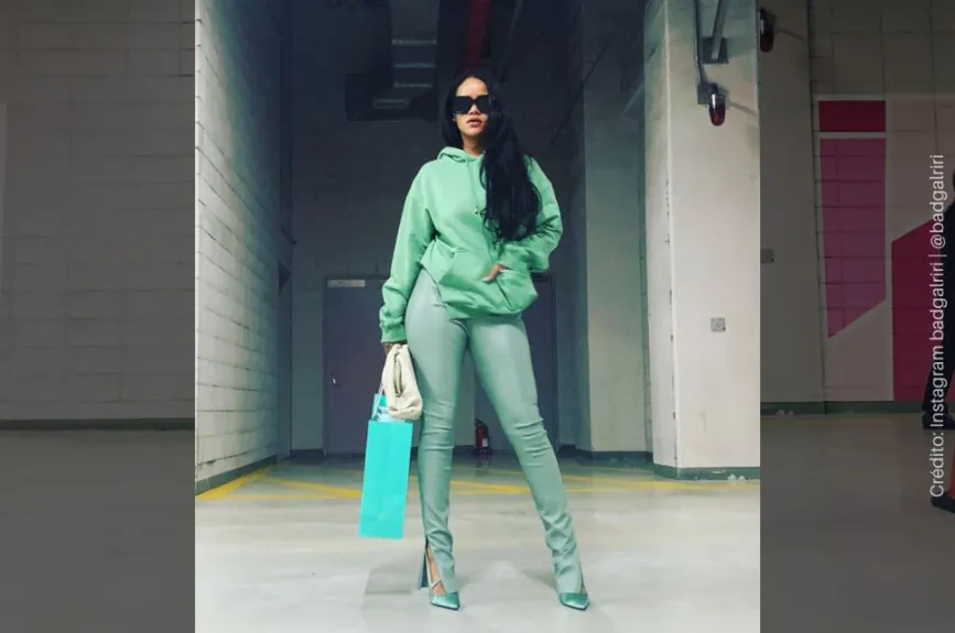 Rihanna de verde.jpg